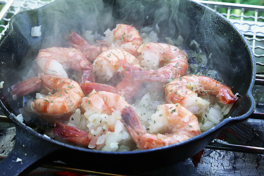 スキレットで作るお手軽おつまみ ビールがすすむガーリックシュリンプ Camp Standard キャンプスタンダード