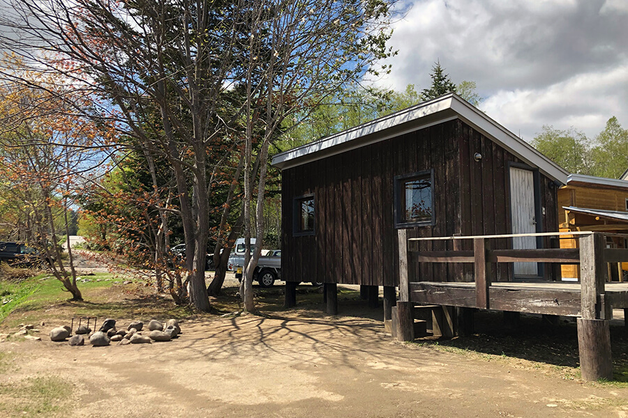 ニセコサヒナキャンプ場 石炉で直火の焚き火を楽しもう Camp Standard キャンプスタンダード