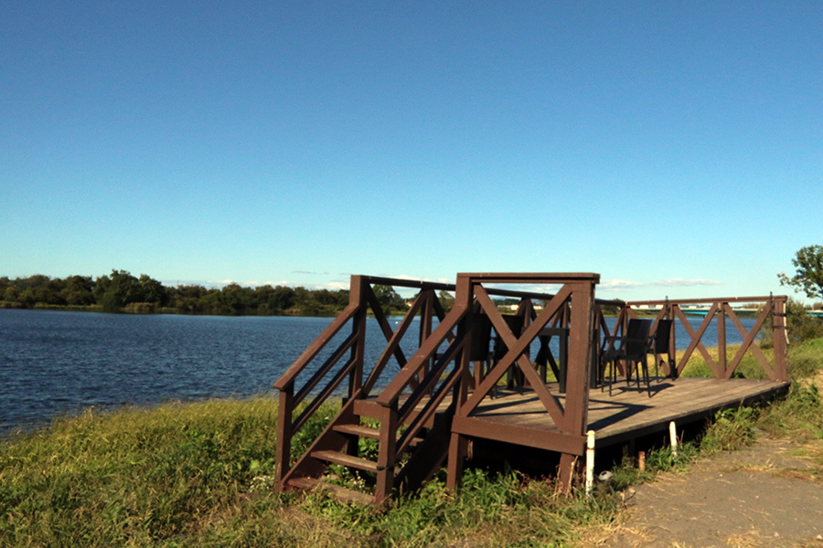 とれた小屋ふじいの横を流れる茨戸川