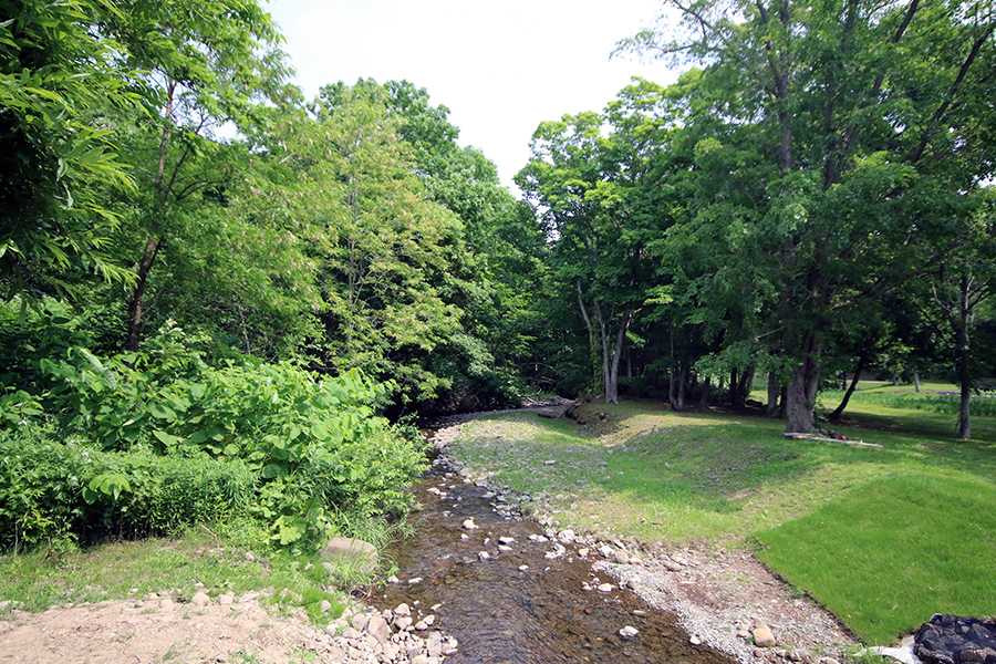 厚田キャンプ場川遊びができる小川